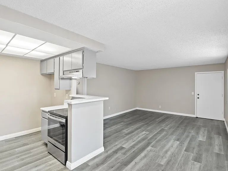 Mountain View Apartments — Photo 10