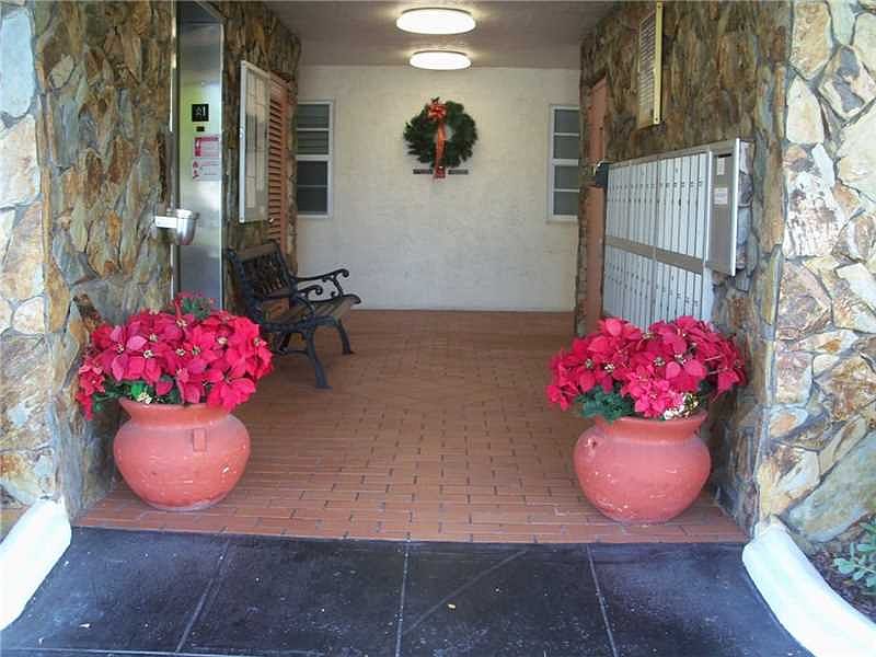 1st image of 324 SE 10th St APT 202