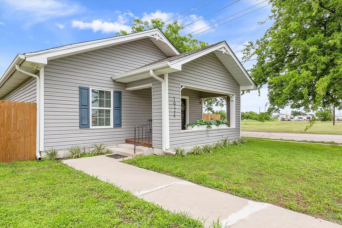 5 bed, 1726 sqft, $3,000 — Photo 2