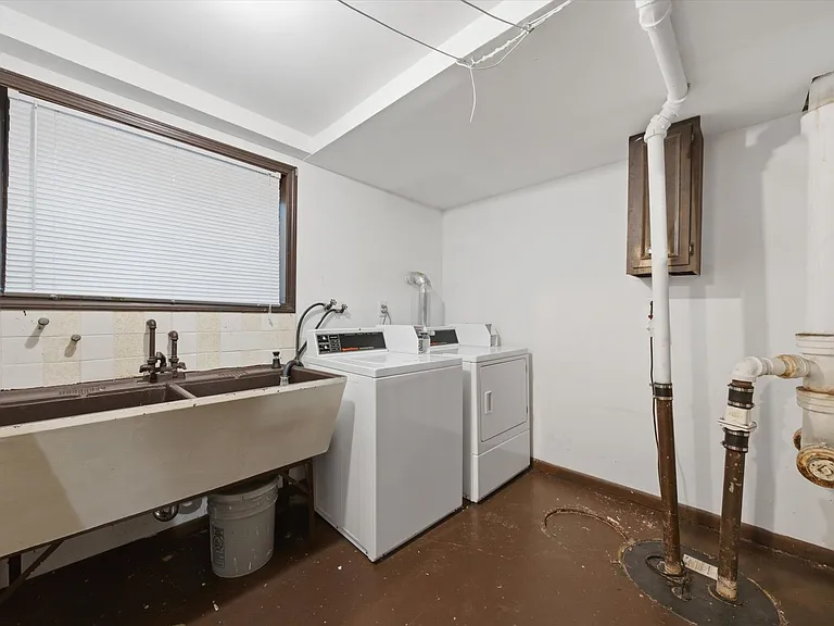 2521 Lewis St — Photo 31