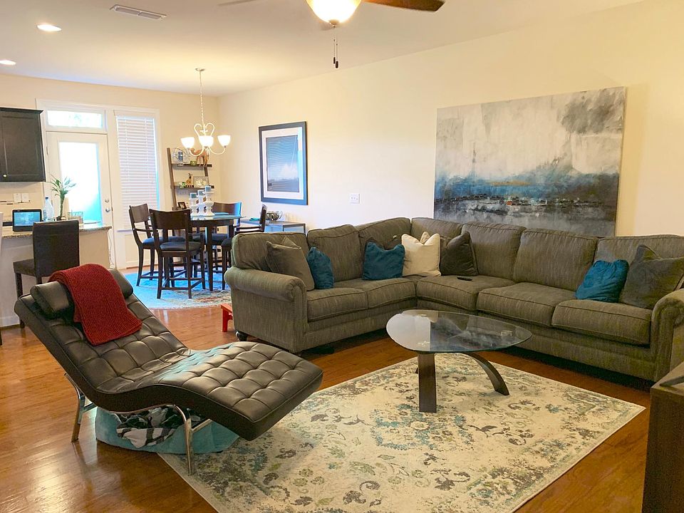 Open floor pan with large family room and ceiling fan