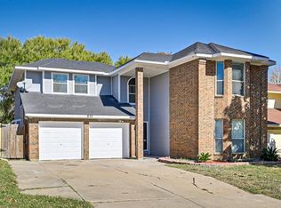 823 Foxridge Dr, Arlington, TX 76017