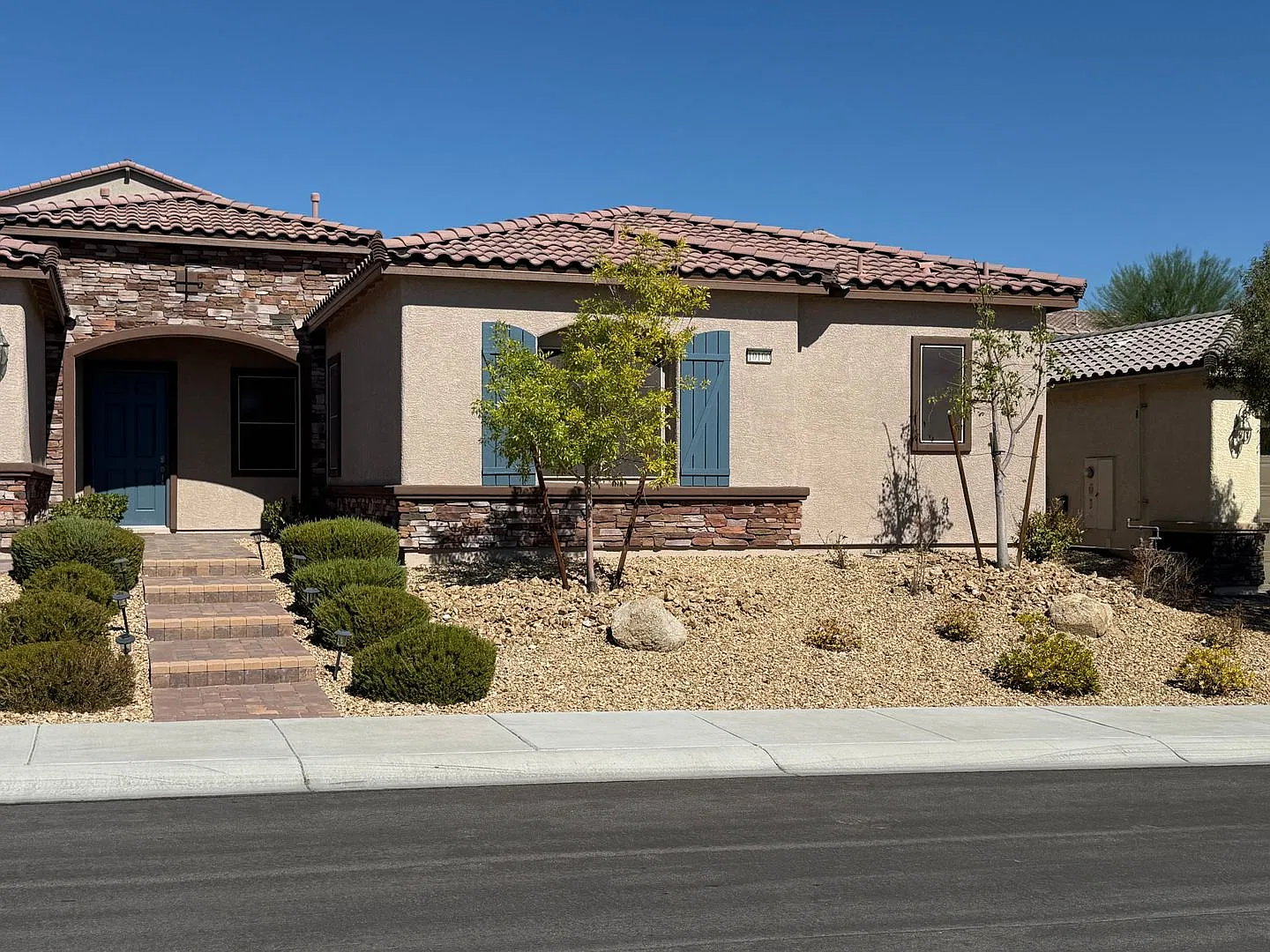 Beautiful 4 bedrooms, 3.5 bathrooms home — Photo 3
