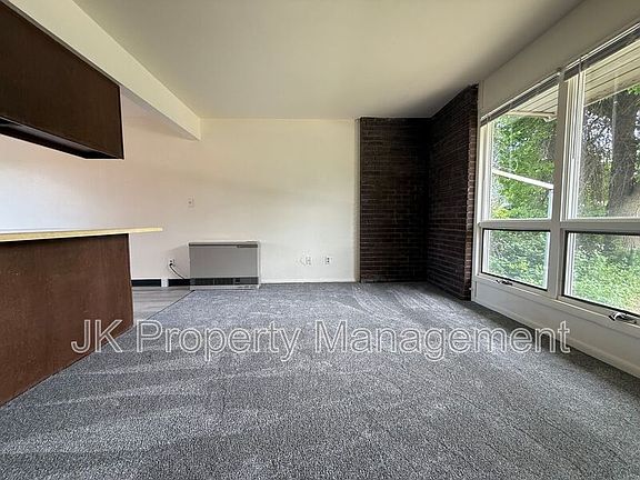 4th image of 919 1st Ave SW #4