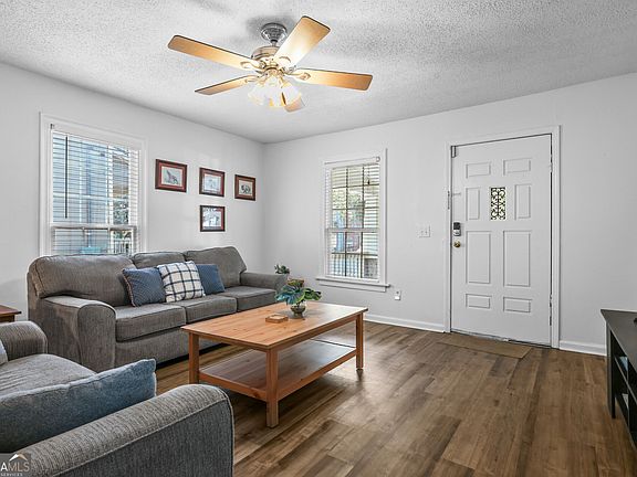4th image of 818 Avenue B NE
