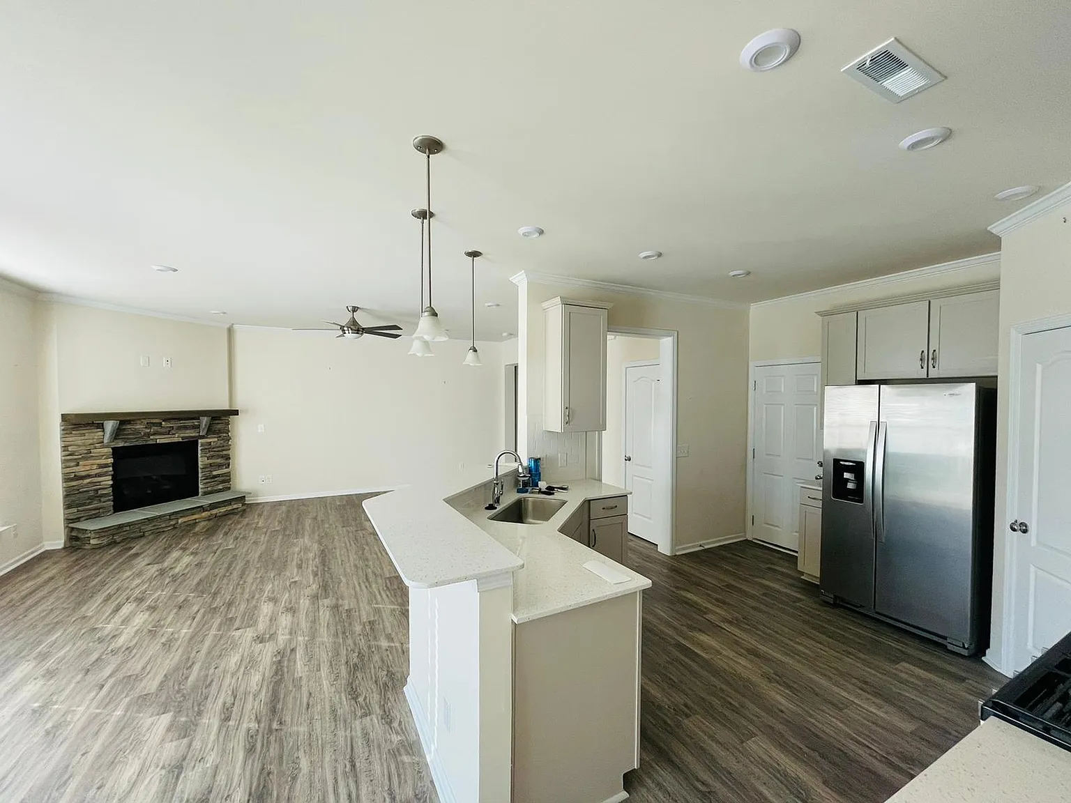 3 bed, 1958 sqft, $2,500 — Photo 2