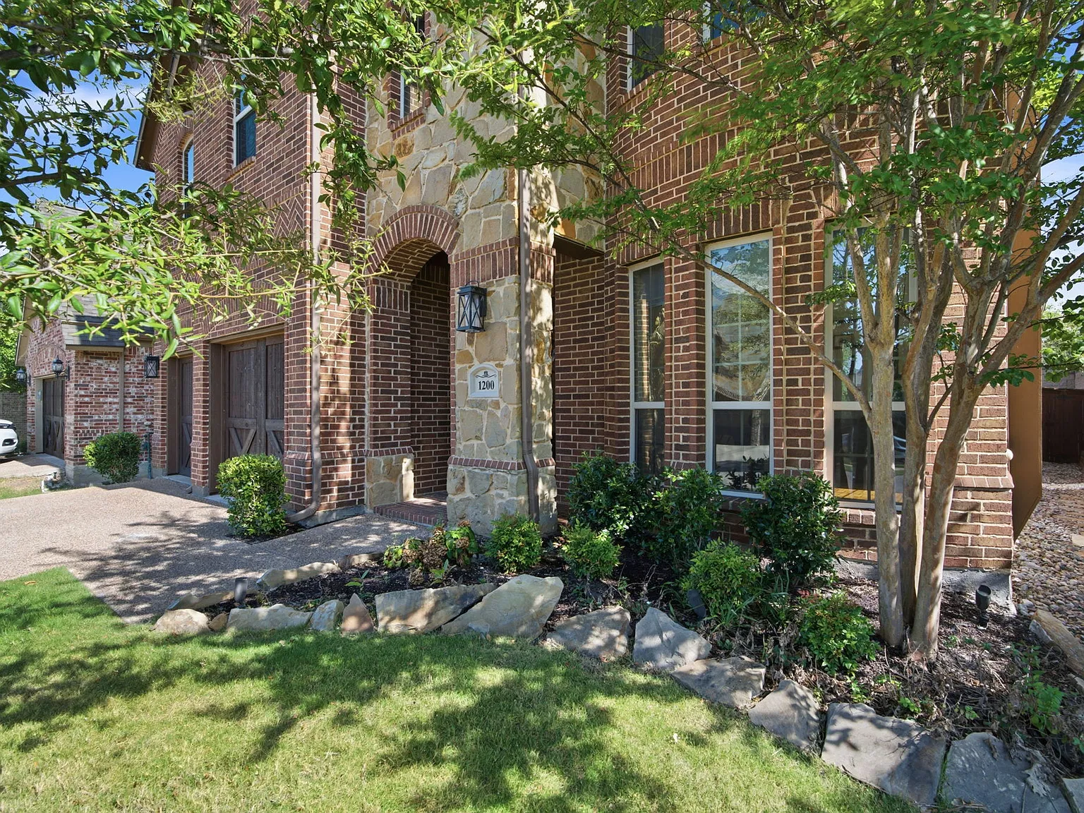 4 bed, 3219 sqft, $4,000 — Photo 1