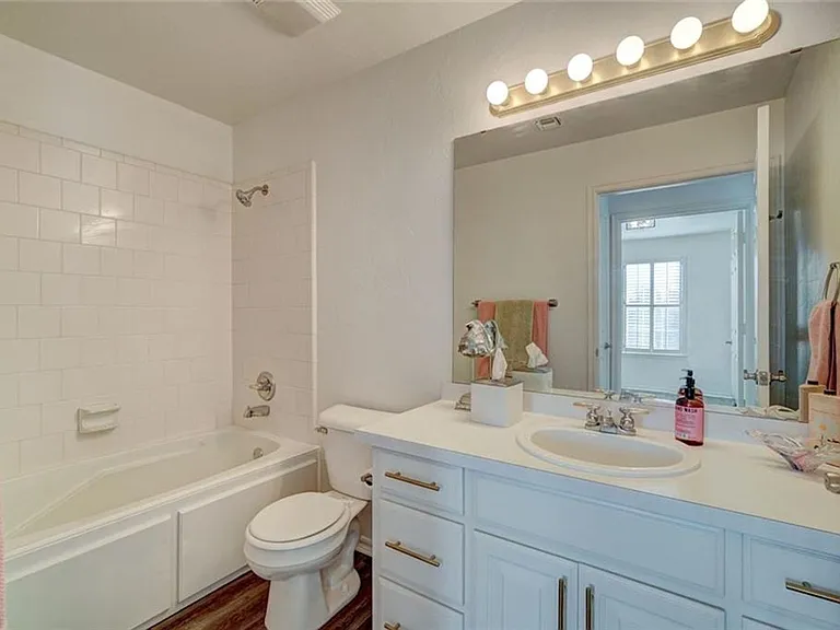 300 Glen Dr — Photo 30