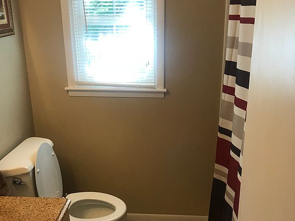 3rd image of 913 Oak Ln