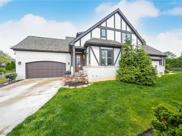 6 Wren Ct, Rocky River, OH 44116