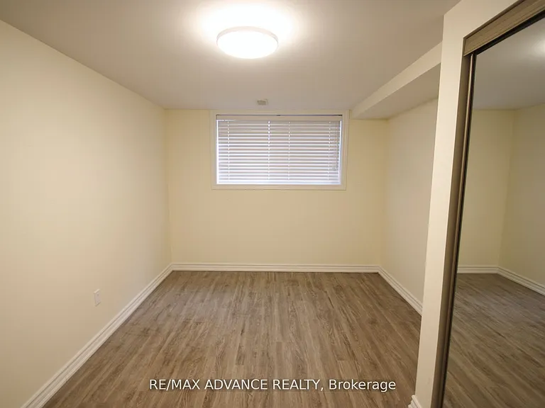 33 Carluke Cres #LOWER — Photo 11