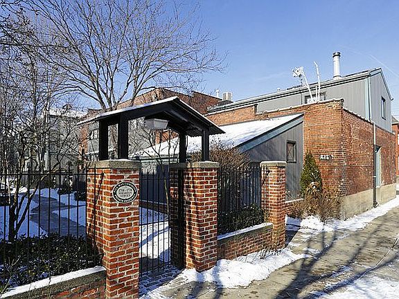 Gate to complex
