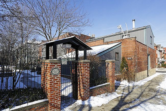 Gate to complex