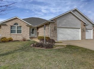 708 Dove Dr, Mahomet, IL