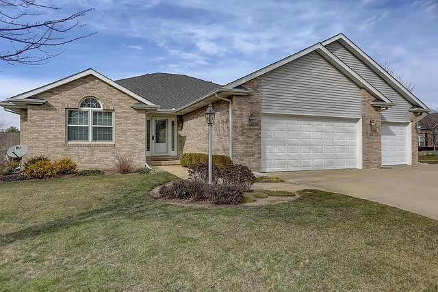 708 Dove Dr photo 1
