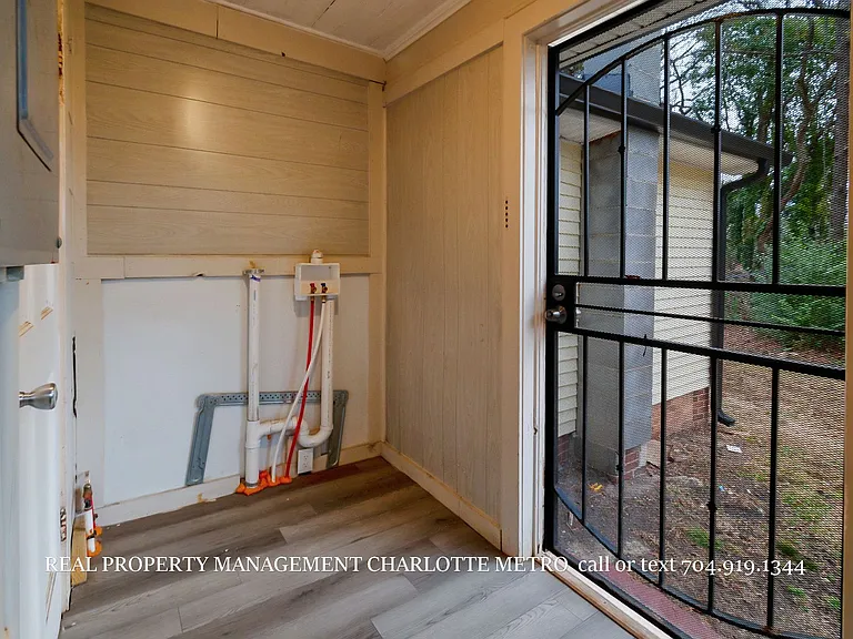 307 Leonard Ave — Photo 26