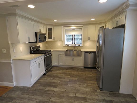 4th image of 2 Fitzgibbons Ln