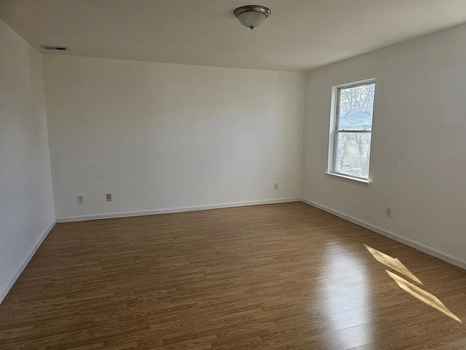 3 bed, 2600 sqft, $2,989 — Photo 4