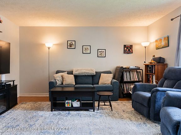 4th image of 4209 Chickory Ln
