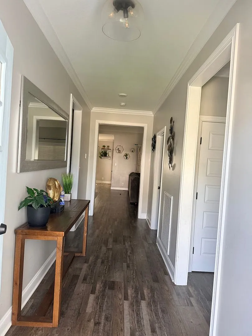 Beautiful 5-Bedroom Home with Spacious Layout & Sunroom — Photo 2