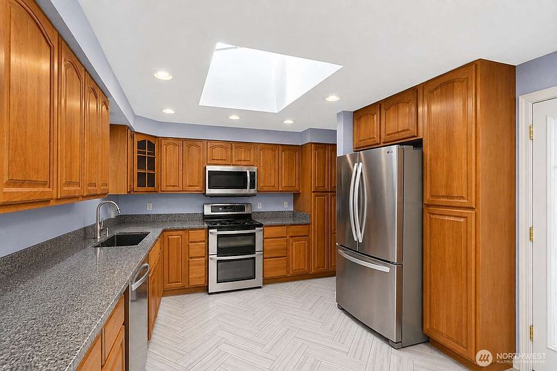 5th image of 728 11th Street NE