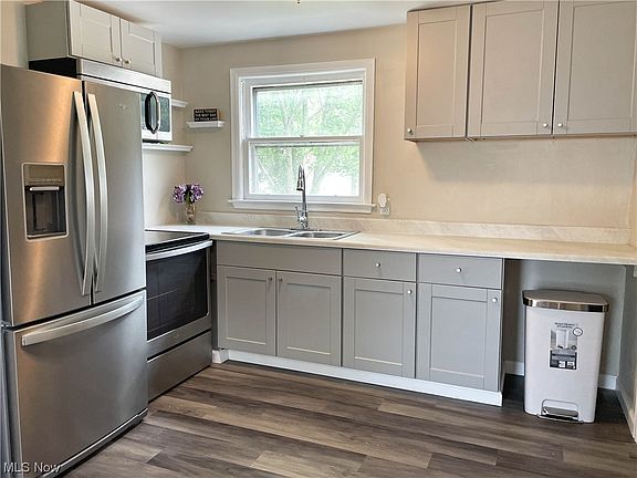 3rd image of 881 Meadowbrook Ave SE