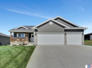 190 Woodland Blvd, Hickman, NE 68372