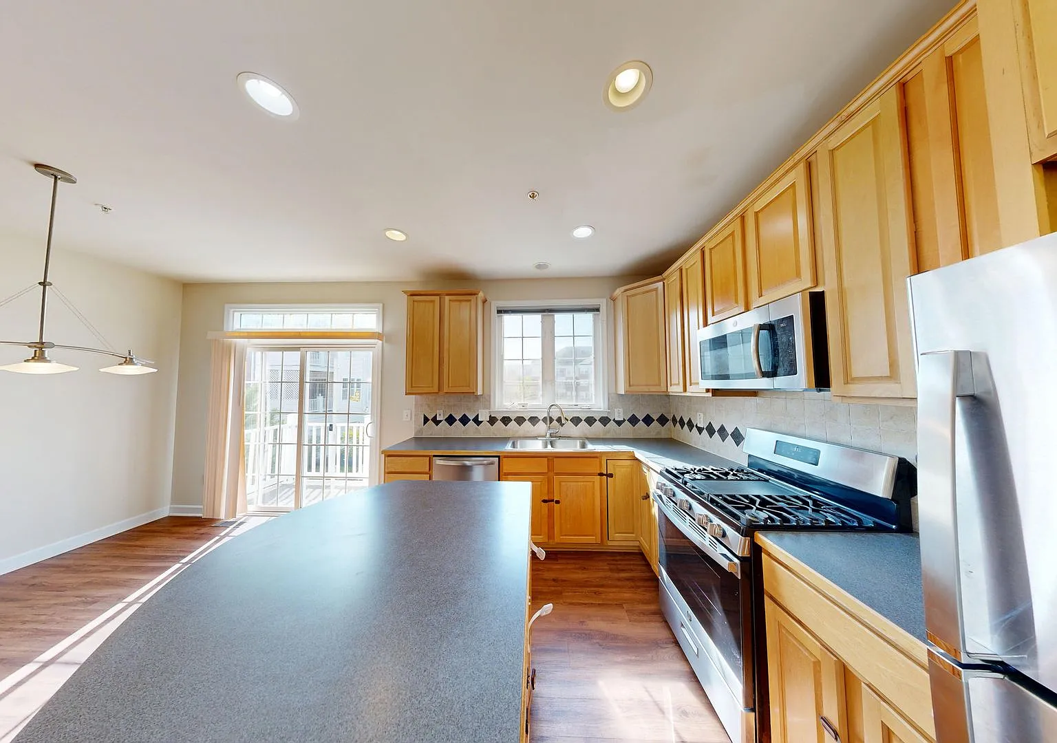 3Bedroom/2full+2Half Baths - Garage Townhouse in King Farm! — Photo 1