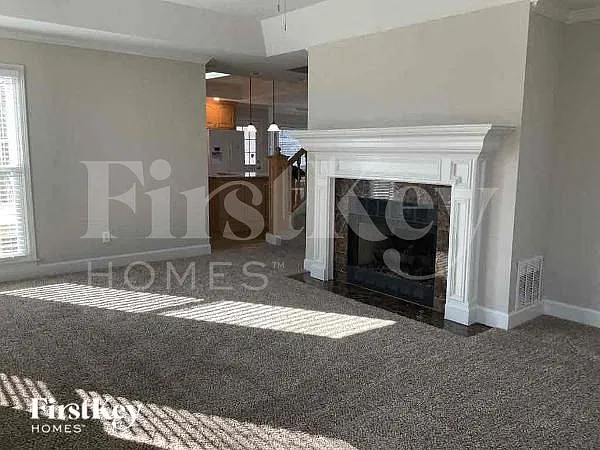 4 bed, 3.5 bath, 4786 sqft, $3,600 — Photo 3
