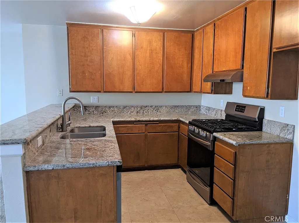 Building Photo - 17330 Chatsworth St #9