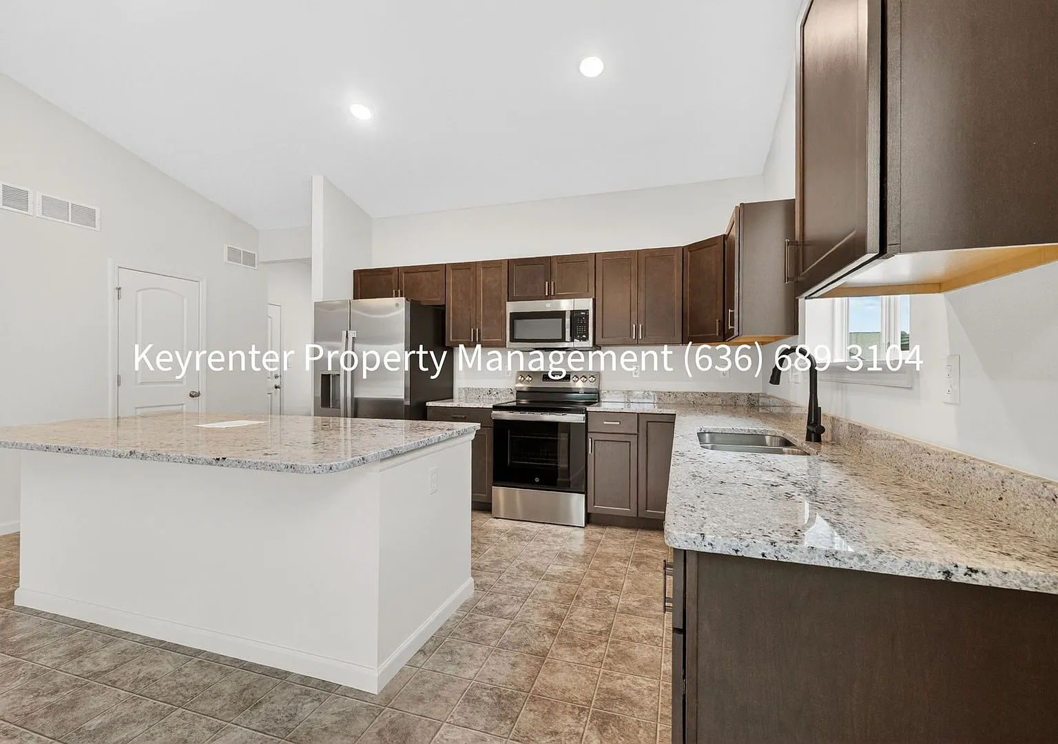 Spacious 3BR Home with Open Floor Plan, Walk-In Closet & Patio — Photo 3