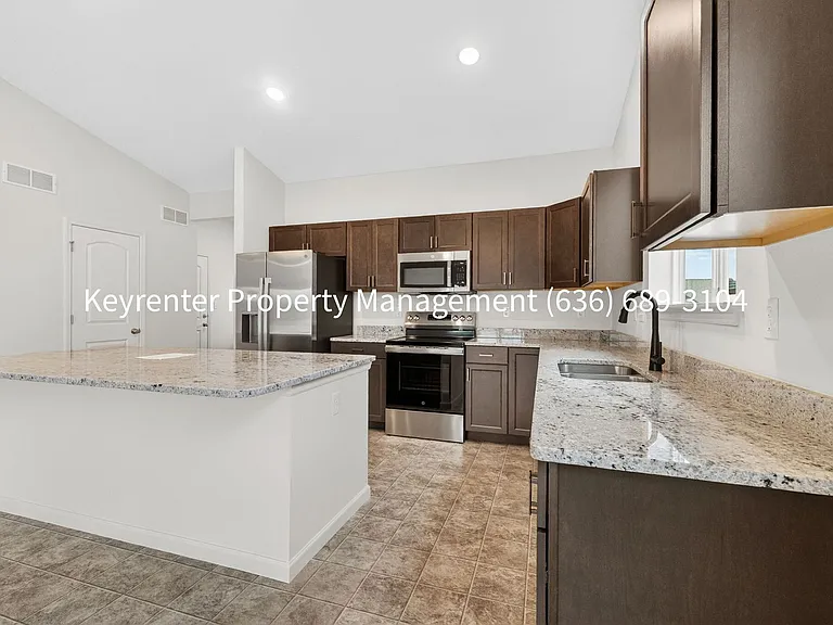 825 Cedarwood Dr — Photo 3