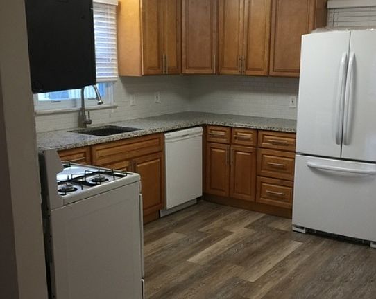 2nd image of 19625 Hilliard Blvd