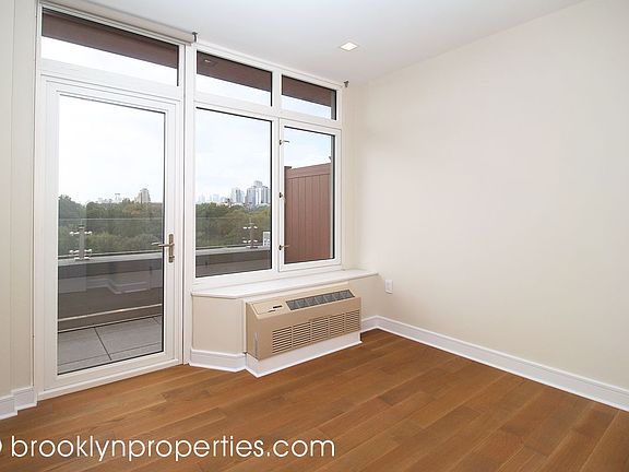 4th image of 544 Manhattan Ave