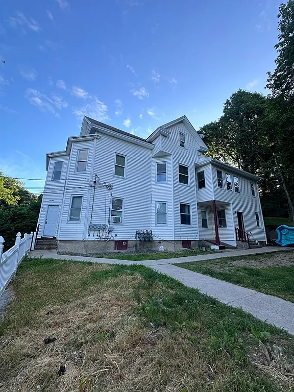 3 bed, 1.0 bath, 1016 sqft, $2,300 — Photo 1