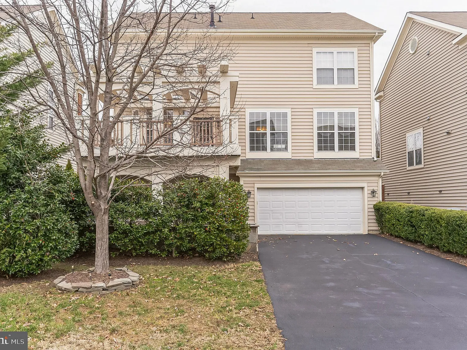 4 bed, 3.5 bath, 5272 sqft, $4,200 — Photo 4