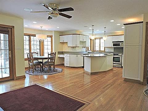 3rd image of 2385 Middlecroft Dr