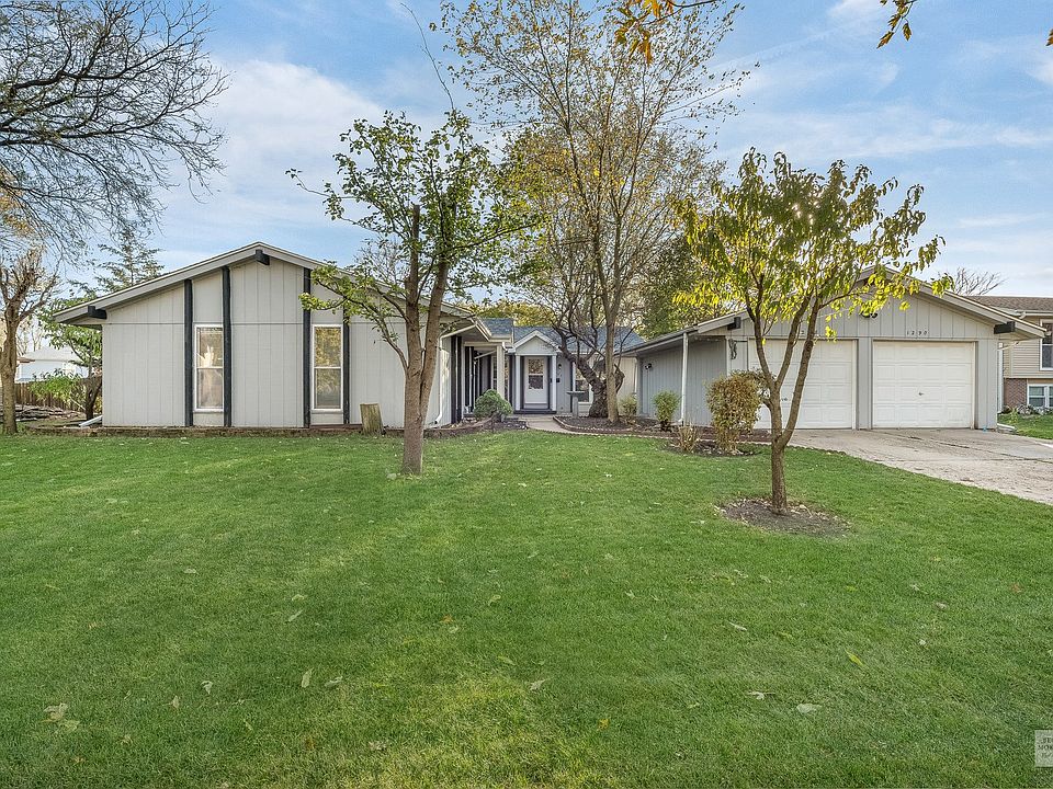 Welcome to 1288-90 California Ave! 2 L-Shaped Ranch Units (3BR/1.1BA; 2BR/1BA) with 2 car detached g