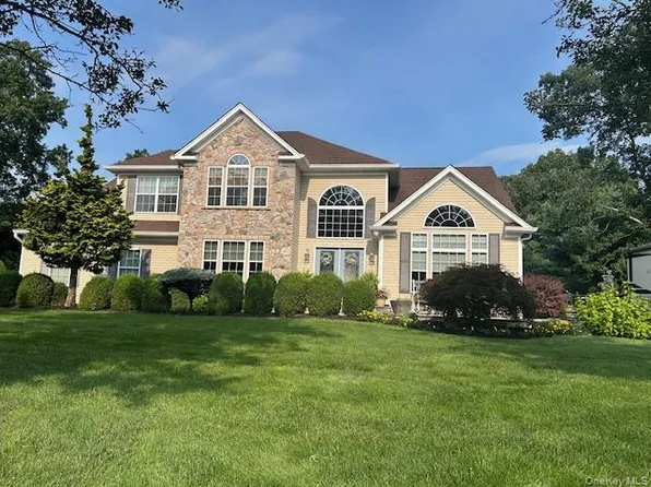 11 Horstead Court, Yaphank, NY 11980