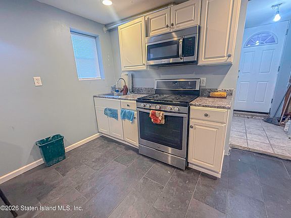 3rd image of 115 Victory Blvd