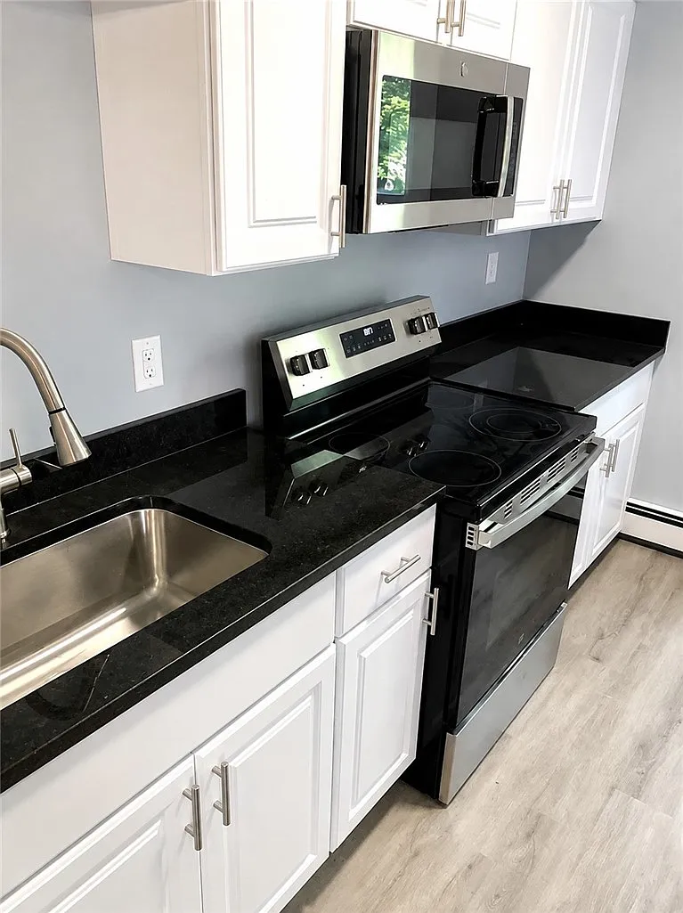 3 bed, 1100 sqft, $2,400 — Photo 4