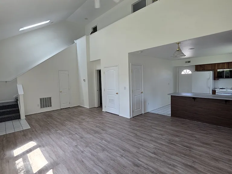1819 Pleasant St — Photo 5