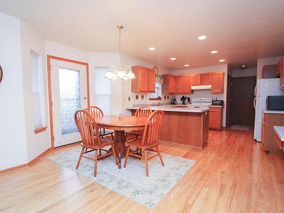 4th image of 129 N Maple Ln