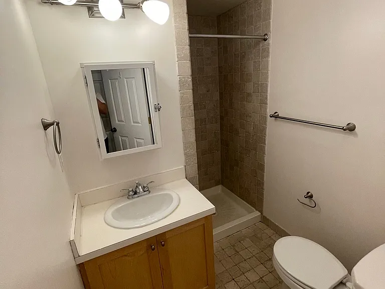406 Leverington Ave #F — Photo 13
