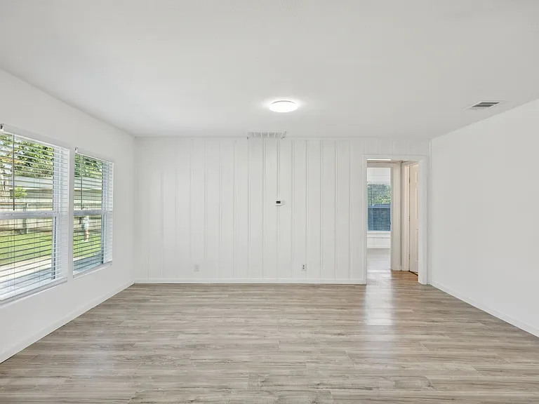 303 N Delphine St — Photo 7