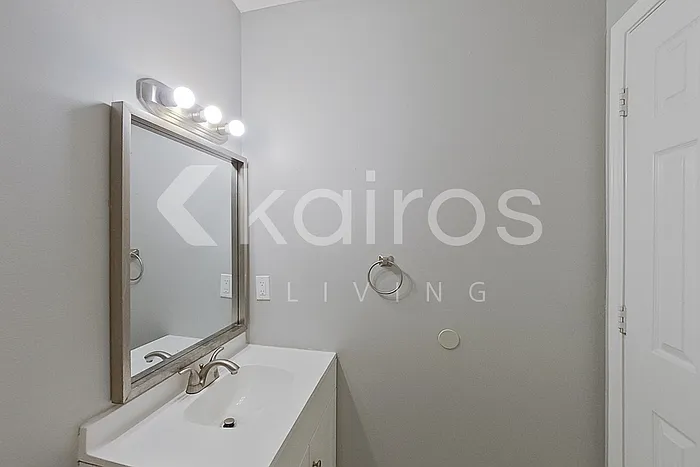 320 Deerpark Dr — Photo 10