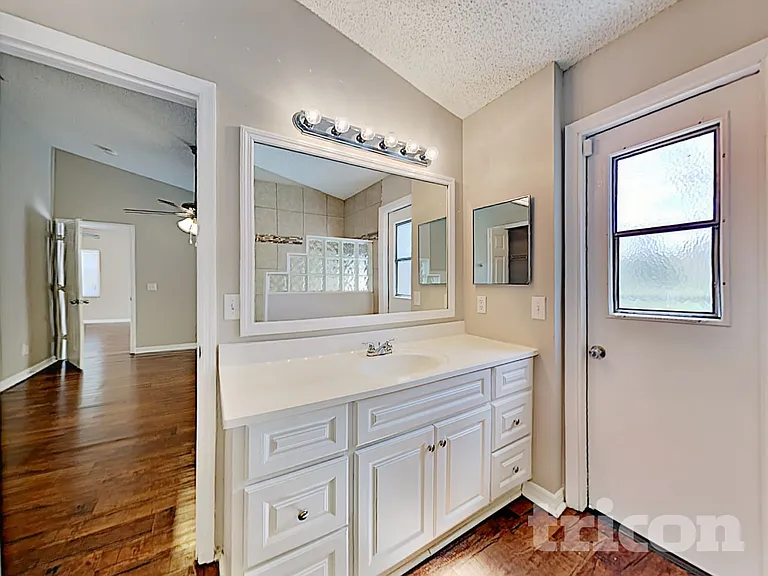 2025 Helm Ln — Photo 18