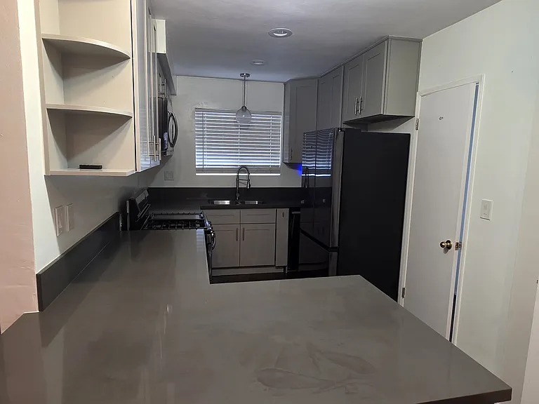 1260 E 4th St #6 — Photo 3