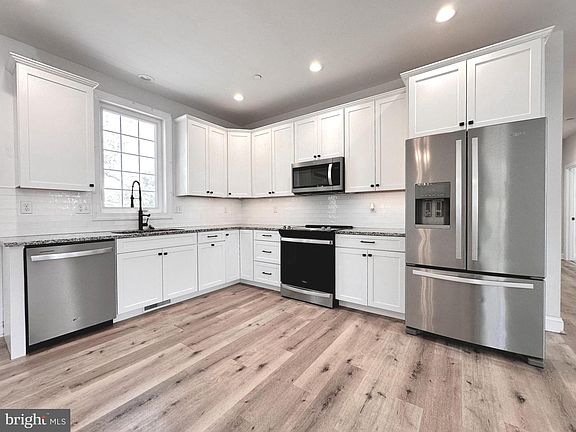 4th image of 102 Pine St