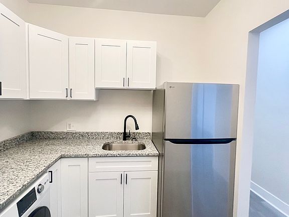 3rd image of 2258 S Sacramento Ave #1